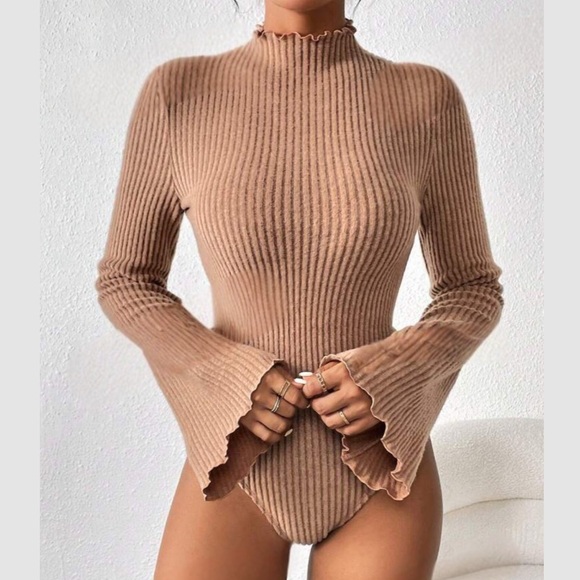 Luxe bell sleeve fitted bodysuit - Picture 3 of 11